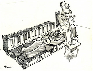 Ein Mann liegt auf einer Bank aus Aktenordnern