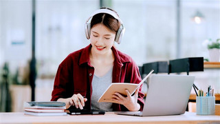 Eine junge Frau lernt mit einem Laptop